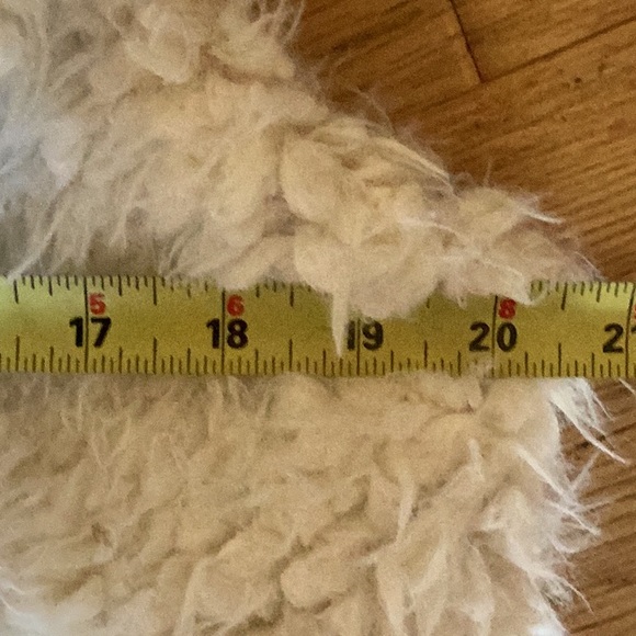 Me Jane ivory faux fur vest with shawl collar, fully lined and side seam pockets - Picture 7 of 9